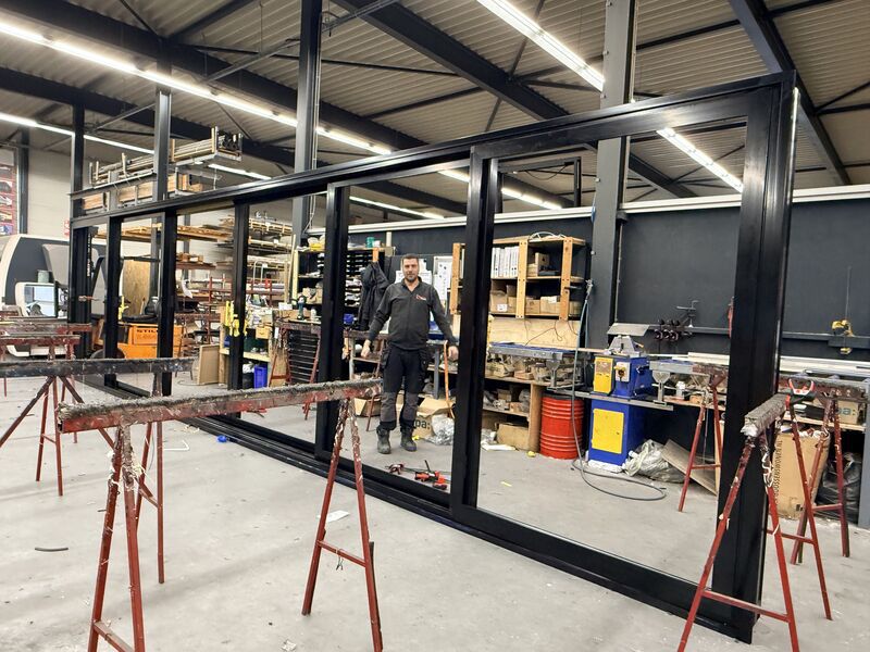 We bezig met de productie van een aluminium schuifpui van ruim 10m met 6 hefschuifdeuren