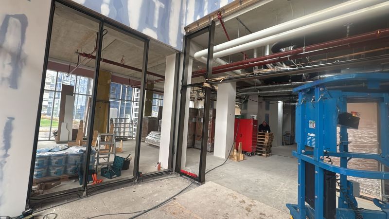 In Rotterdam aan de Mandelelaan zijn wij begonnen met het monteren van de binnen vliesgevels