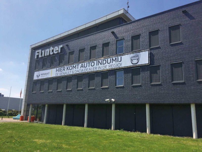 Nieuw in opdracht transformatie kantoor naar autoshowroom