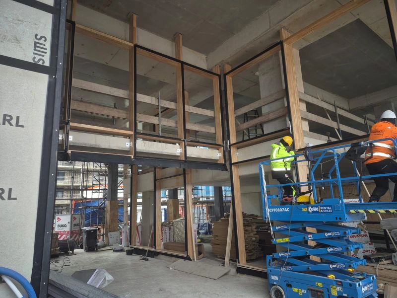 Deze week word de volgende fase alu-houten gevels gemonteerd in Amsterdam