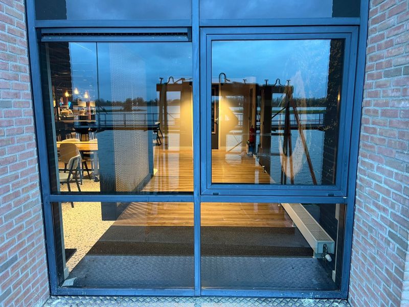 Bij onze klant in Gorinchem passen we een bestaande vliesgevel aan