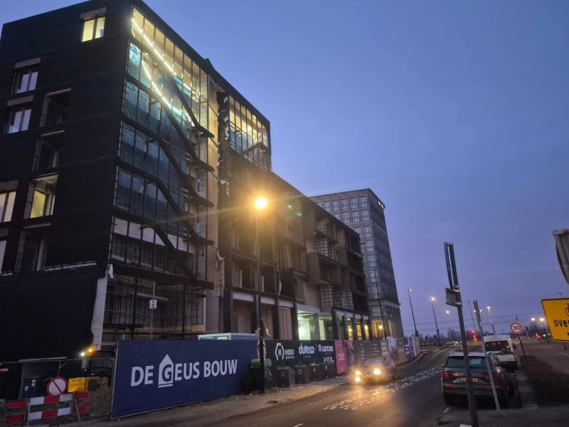 In Amsterdam is de volgende fase Aluminium-houten vliesgevel geplaatst