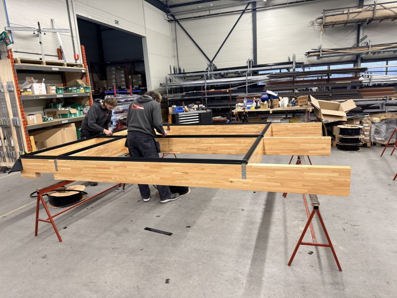 Aluminium-Hout vliesgevels van productie naar montage