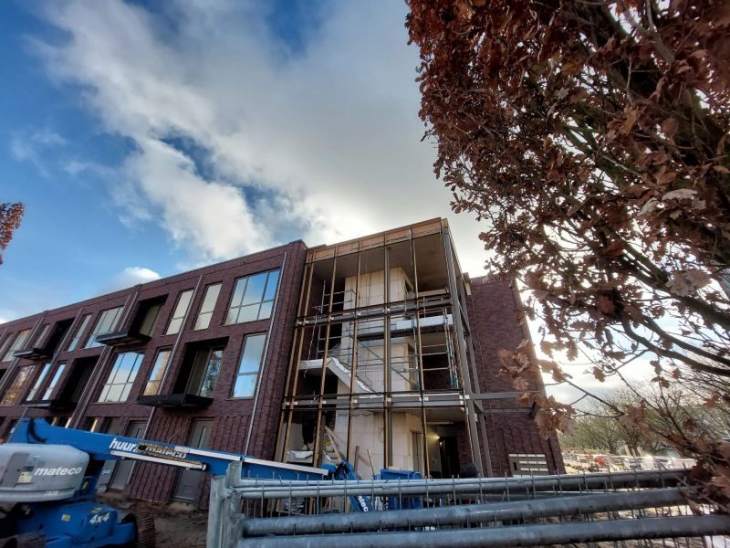 In Oss is de aluminium houten vliesgevel geplaatst en beglaasd