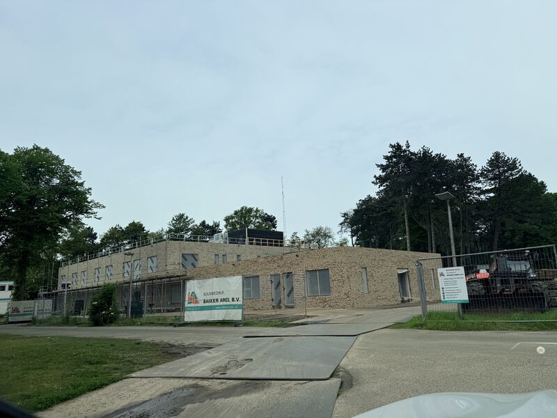 In Poortugaal zijn we gestart met de montage van de aluminium kozijnen