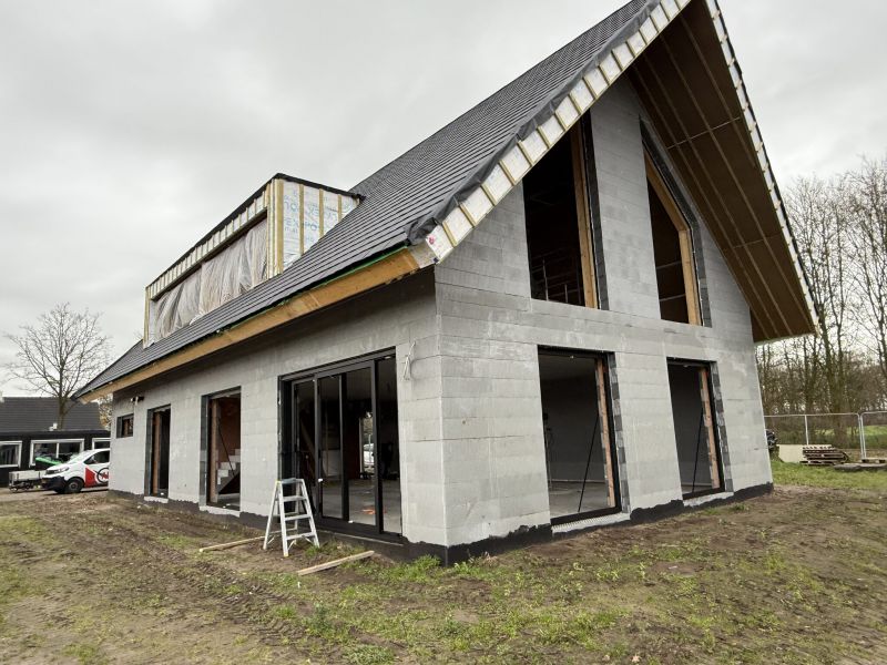 Bij deze landelijke vrijstaande woning in Prinsenbeek zijn we gestart  met de montage.