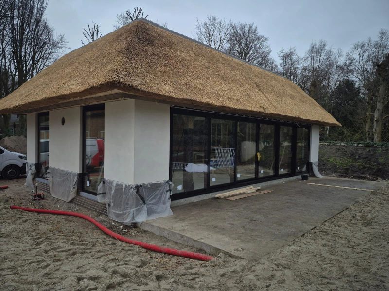 In Oostvoorne hebben wij 2 kleine kozijnen en een schuifpui van bijna 10 meter geplaatst.